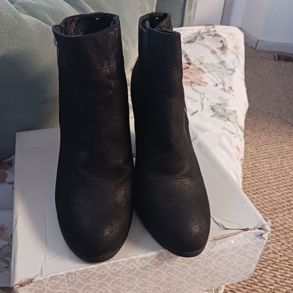 Daisy Fuentes Black Ankle Boots with Medium Heel